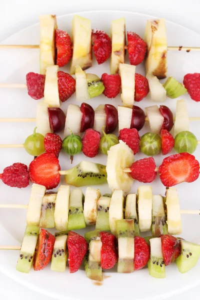 Змішані фрукти та ягоди на шампурах крупним планом — стокове фото