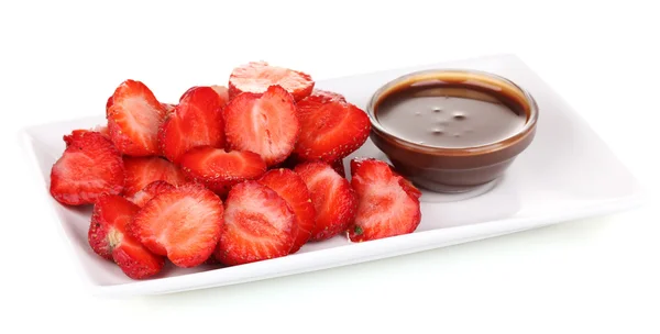 Świeże truskawki na płytce z czekolady na białym tle — Zdjęcie stockowe