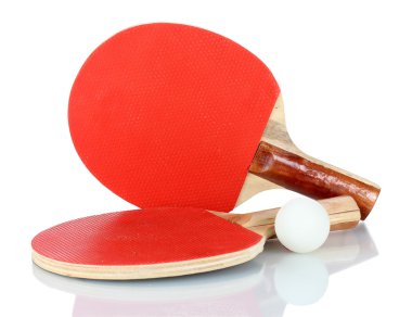 Ping-pong raketleri ve topu, beyaz üzerine izole edilmiş.