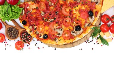 güzel pizza, sebze ve üzerinde beyaz izole salam