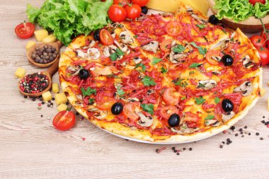 lezzetli pizza ve sebze ahşap tablo