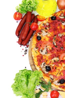 güzel pizza, sebze ve üzerinde beyaz izole salam