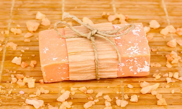 Handgemaakte natuurlijke zeep op houten mat — Stockfoto