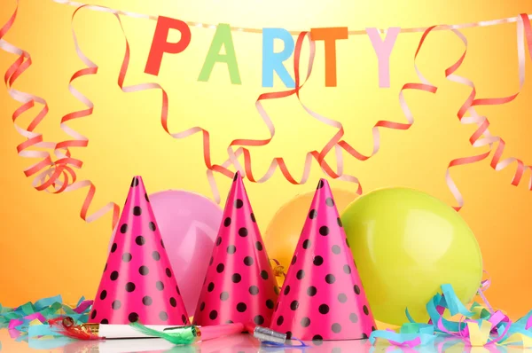 Partyartikel auf orangefarbenem Hintergrund — Stockfoto