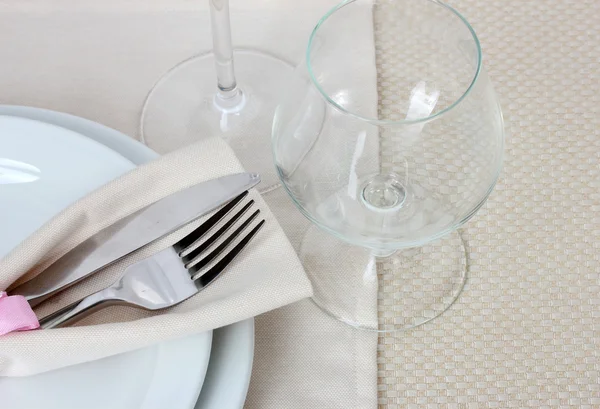 Tischdecken mit Gabel, Messer, Teller und Gläsern — Stockfoto
