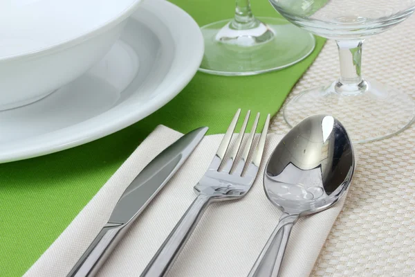 De instelling van de tabel met vork, mes, lepel, platen, en Servet — Stockfoto