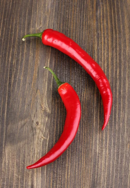 Κόκκινη καυτερή πιπεριά τσίλι σε ξύλινο φόντο — Φωτογραφία Αρχείου