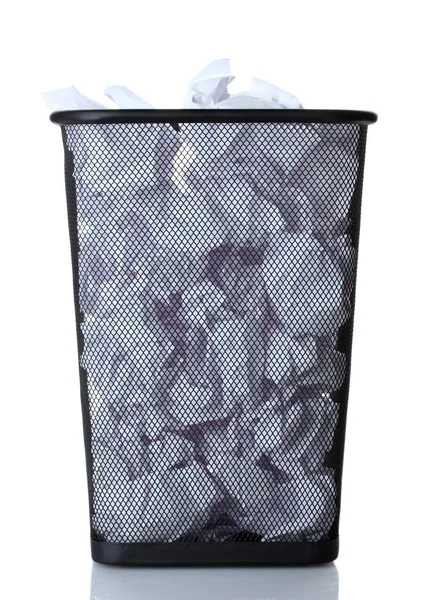 白で隔離されるペーパーから金属製のゴミ箱 — ストック写真