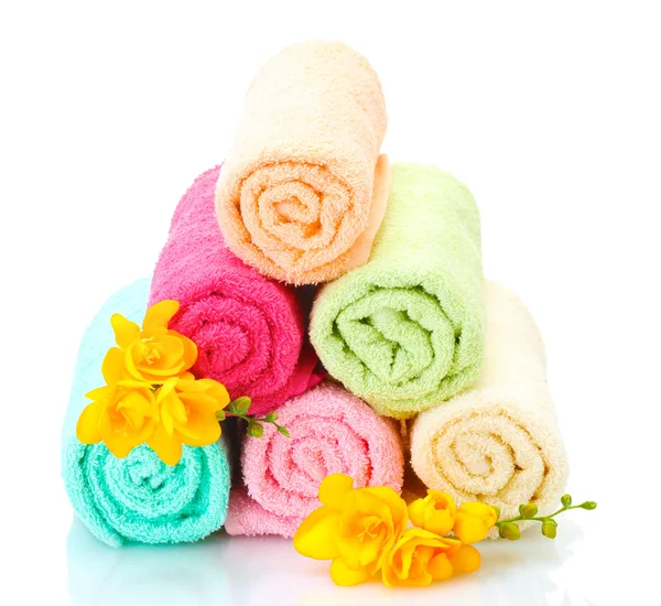 Färgglada handdukar och blommor isolerad på vit — Stockfoto