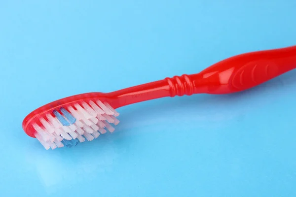 Cepillo de dientes sobre fondo azul — Foto de Stock