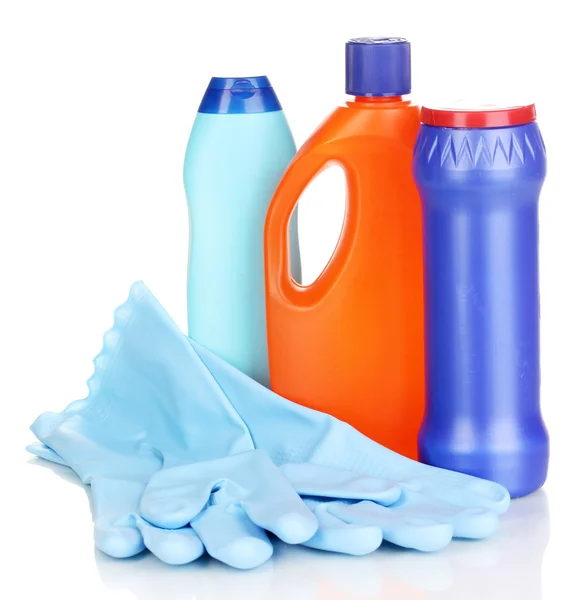 Produits de nettoyage et gants isolés sur blanc — Photo
