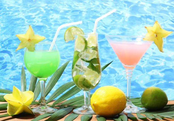 Glasögon av cocktails på träbord på blå havet bakgrund — Stockfoto