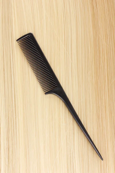 Capelli biondi lucenti con pettine per capelli primo piano — Foto Stock