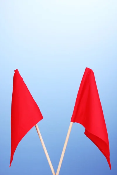 Bandeiras de sinal vermelho no fundo azul — Fotografia de Stock