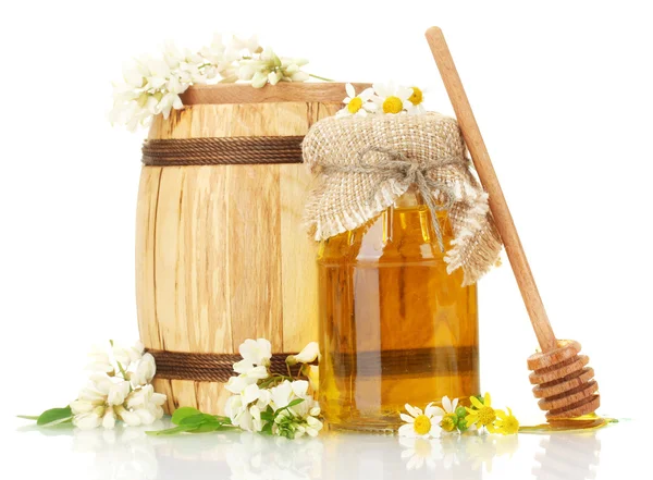 甜蜂蜜在桶和罐子里，相思树的花朵与白色隔离 — 图库照片