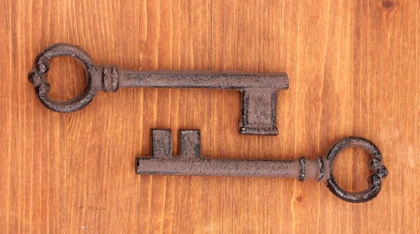 Dwie zabytkowe klucze na drewniane tła — Zdjęcie stockowe
