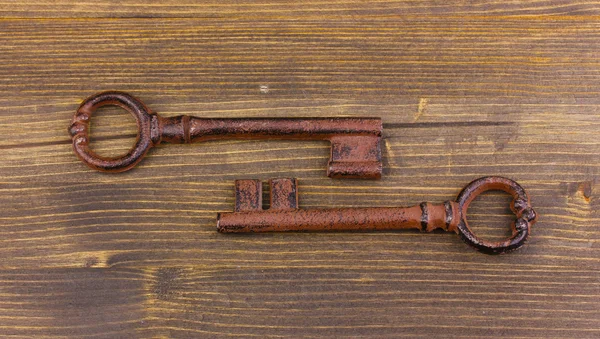 Två antika nyckel på trä bakgrund — Stockfoto
