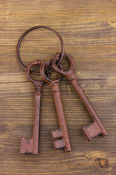 Связка старинных ключей на деревянном фоне — стоковое фото