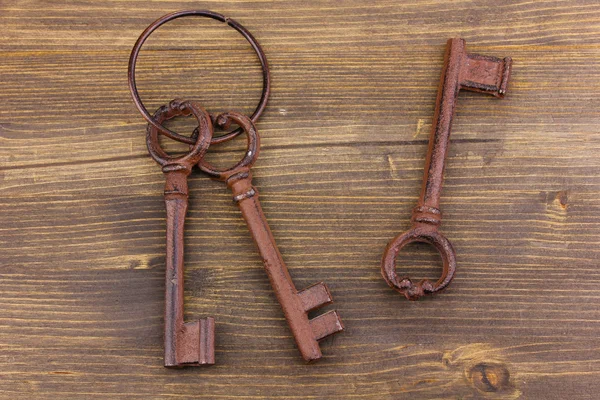 Ett gäng av antika nycklar på trä bakgrund — Stockfoto