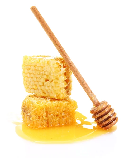 Favos de mel dourados com mel isolado em branco — Fotografia de Stock
