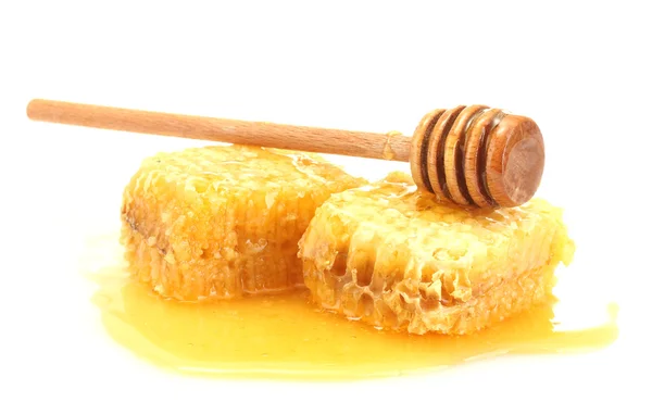 Goldene Waben und hölzerner Nieselregen mit Honig isoliert auf weiß — Stockfoto