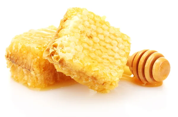 Золотые соты и деревянный дождик с медом, изолированным на белом — стоковое фото