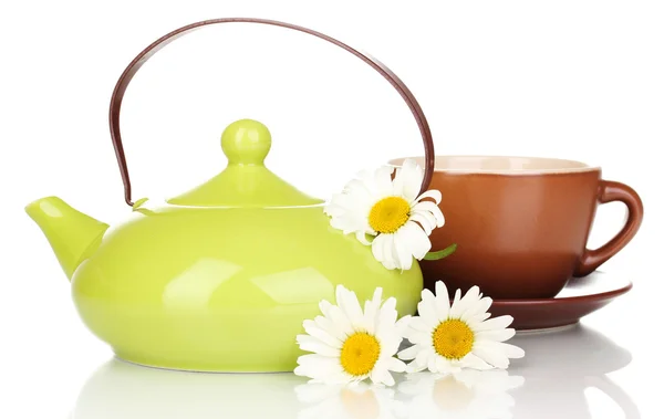 Tetera y taza con té de manzanilla aislado en blanco —  Fotos de Stock