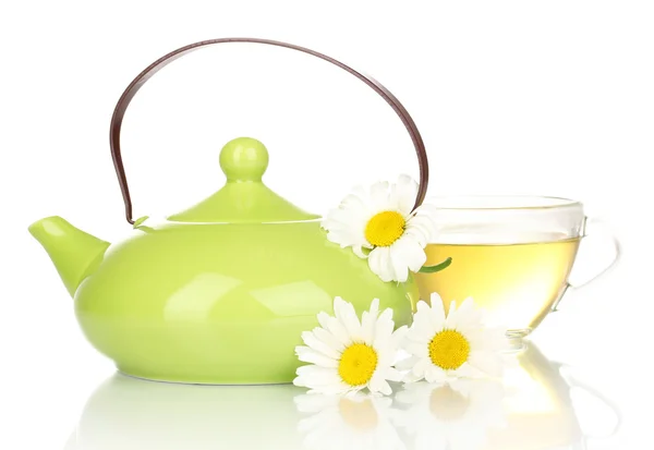 Teiera e tazza con tè alla camomilla isolato su bianco — Foto Stock