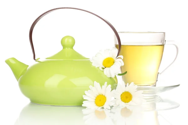 Théière et tasse avec thé à la camomille isolé sur blanc — Photo