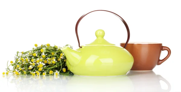 Tetera y taza con té de manzanilla aislado en blanco — Foto de Stock