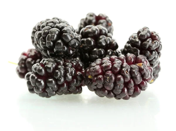 흰색 배경 클로즈업에 고립 된 익 mulberries — 스톡 사진