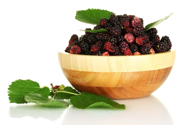 Wooden bowl with ripe mulberries isolated on white close-up — Stock Photo, Image