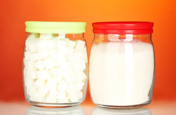 Vasi con zucchero grumo bianco e zucchero cristallo bianco su sfondo colorato — Foto Stock