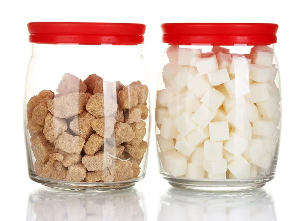 Frascos com caroço de cana-de-açúcar mascavo e açúcar de caroço branco isolados em branco — Fotografia de Stock