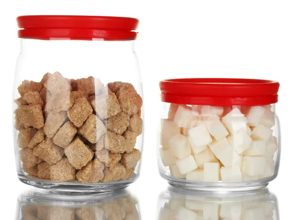 茶色の砂糖塊と塊白糖白で隔離される jar ファイル — ストック写真