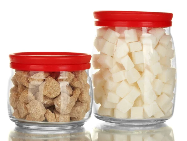 Sklenice s hnědý třtinový cukr kusové a bílého cukru kusový izolovaných na bílém — Stock fotografie