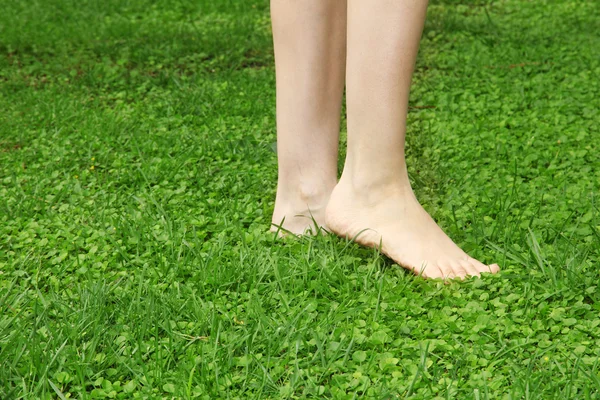 Legs walking on lawn — Stock Photo, Image