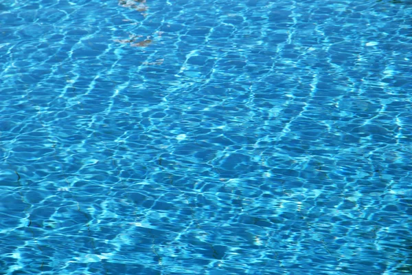 Hotelový bazén se slunečnými odrazy — Stock fotografie