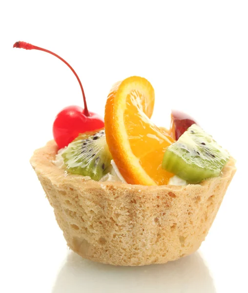 Dolce torta con frutta isolata su bianco — Foto Stock