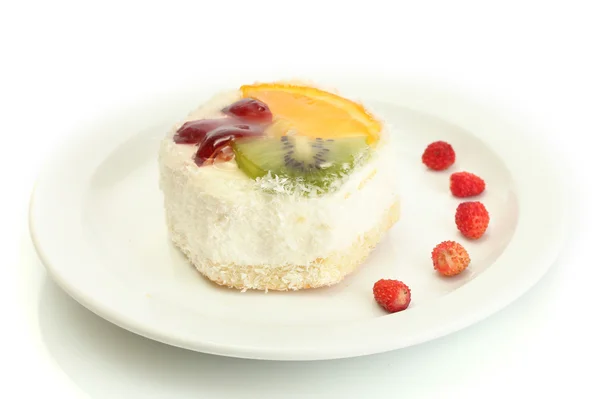 Γλυκό κέικ με φρούτα στο πιάτο που απομονώνονται σε λευκό — Φωτογραφία Αρχείου