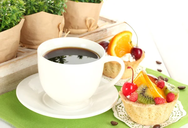 Fincan kahve ve tatlı kek meyve ahşap tablo — Stok fotoğraf
