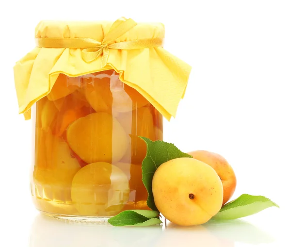 Canned apricots in a jar and sweet apricots isolated on white — Stock Photo, Image