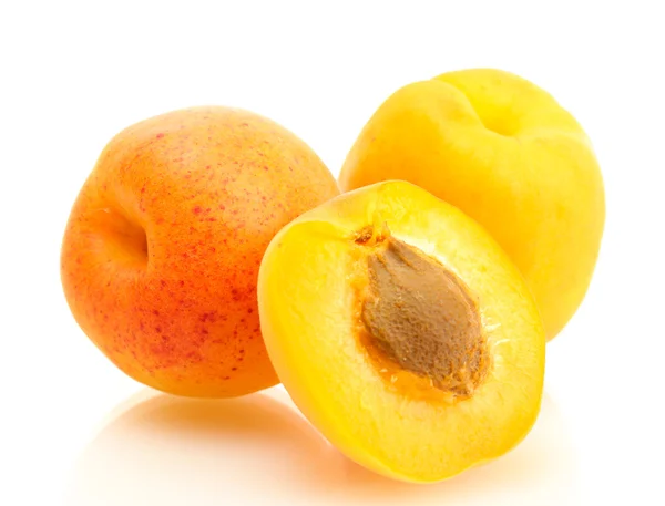 Стиглі солодкі абрикоси ізольовані на білому — стокове фото