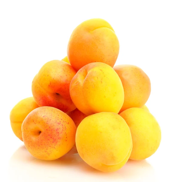 Rijp abrikozen geïsoleerd op wit — Stockfoto