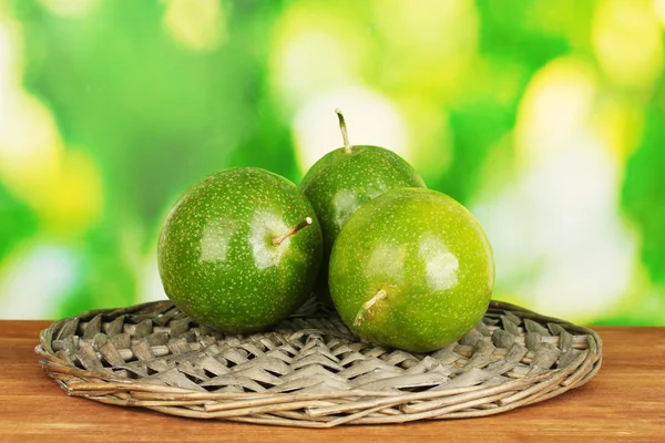 Zelené passion ovoce na zeleném pozadí — Stock fotografie