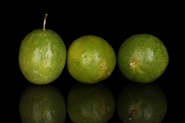 Grüne Passionsfrucht isoliert auf schwarzem Hintergrund — Stockfoto