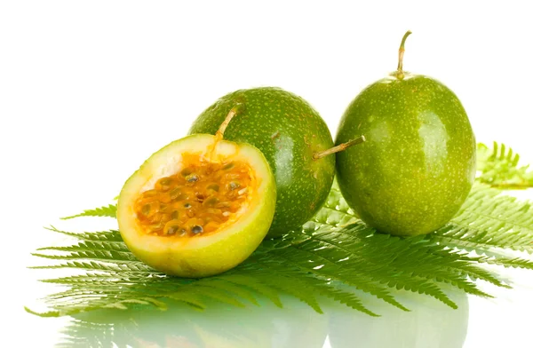 Grüne Passionsfrucht auf weißem Hintergrund Nahaufnahme — Stockfoto