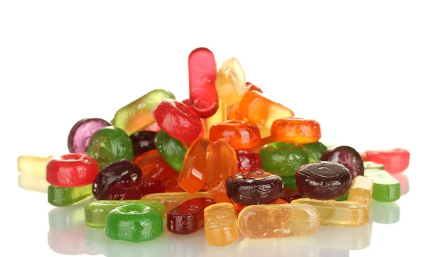 Beyaz arka plan yakın çekim üzerinde lezzetli renkli şekerler — Stok fotoğraf