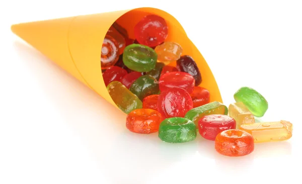 Sabrosos caramelos coloridos en bolsa brillante aislado en blanco —  Fotos de Stock