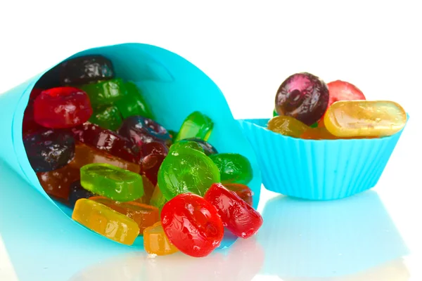 Sabrosos caramelos coloridos en bolsa brillante sobre fondo blanco de cerca —  Fotos de Stock